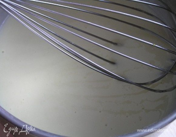 Снять с огня и растворить в креме желатин. Дать остыть до комнатной температуры.

