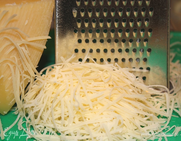 Твердый сыр натереть на мелкой терке.