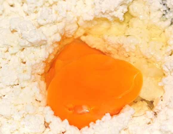 Творог смешать с яйцами.