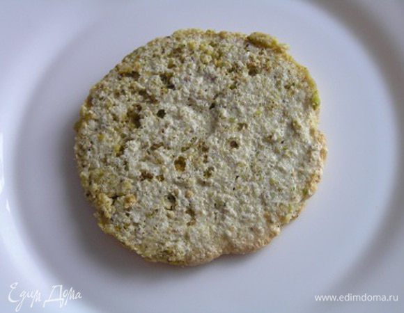 Собирать пирожные нужно непосредственно перед подачей. Уложить бисквит-основу.