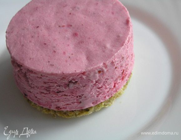 Достать форму с мороженым и при помощи формочки с острыми краями вырезать кружки нужного диаметра (у меня 6 см). Аккуратно выложить на бисквит.

