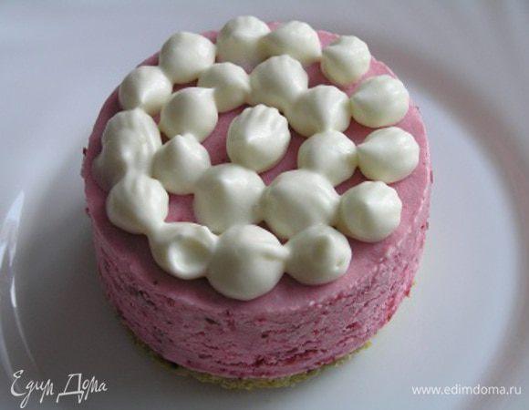 Крем поместить в кулинарный шприц и отсадить на мороженое.