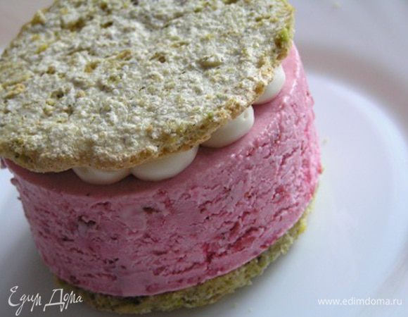 Накрыть вторым бисквитом.