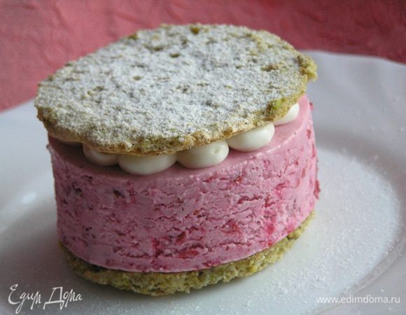 Посыпать сахарной пудрой.