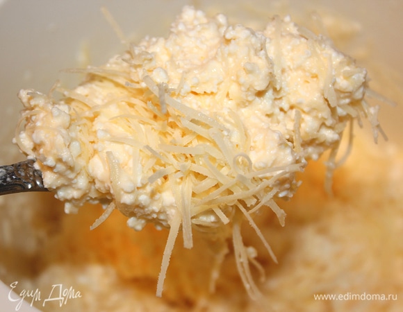 Добавить тертый сыр. Можно добавить мелко порубленную зелень. Немного посолить, совсем чуть-чуть. Сыр довольно соленый, поэтому можно обойтись без соли.