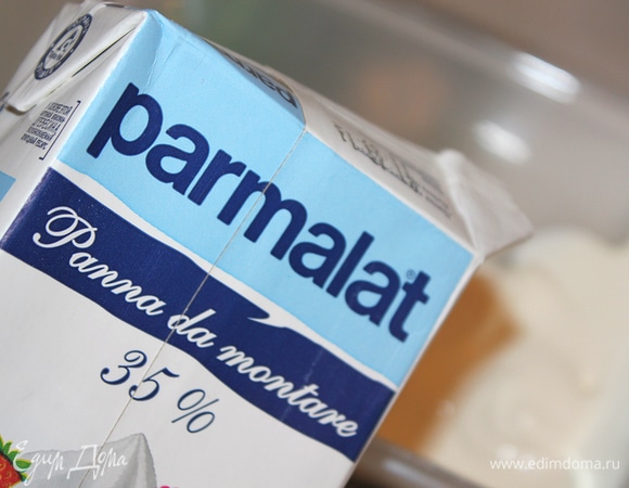 Хорошо охлажденные сливки взбить миксером на больших оборотах. Со сливками Parmalat работать в удовольствие, взбиваются очень быстро, экономя время хозяйки. Взбитые сливки добавить к творожно-сырной массе.