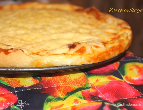 Пирог лучше есть в теплом виде. Я слишком щедро присыпала сыром — у меня получилась такая хорошая сырная корочка.