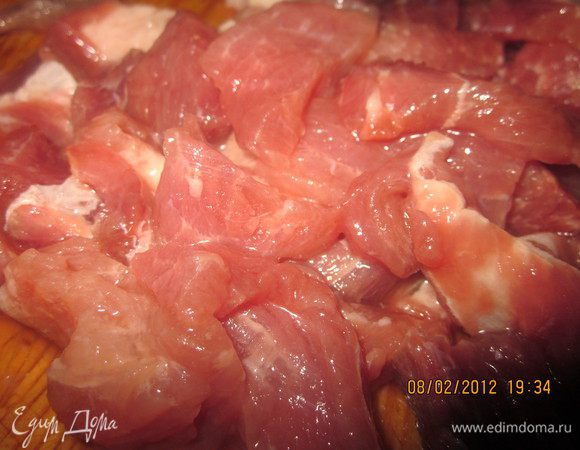 Итак, соус и мясо готовятся отдельно, затем совмещаются вместе и подаются  с гарниром. 
Приготовим сначала мясо – мясо жарят в кляре, это очень важно.Режем ломтиками свинину.