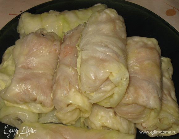 Кочан можно предварительно отварить, целиком погрузив в кипящую подсоленную воду. Варить, пока листья не станут мягкими. Вынуть из воды капусту, дать стечь воде и вырезать кочерыжку (кочерыжку можно вырезать до варки капусты или после ). Разобрать капусту на отдельные листья.Отрезать утолщенную часть листьев.
Приготовить фарш.
Репчатый лук очистить и мелко нарезать.
Морковь вымыть, очистить и натереть на терке.
Обжарить лук и морковь на растительном масле до мягкости.
Зелень вымыть, и порубить.
Рис отварить до полуготовности.
Помидоры вымыть (можно снять кожицу) и нарезать маленькими кубиками (можно натереть на терке или измельчить в блендере в кашицу).
Чеснок очистить и мелко порубить
Соединить вместе фарш, рис, обжаренный лук, чеснок, помидоры , зелень, добавить соль, перец и хорошо перемешать.

На каждый капустный лист положить подготовленный фарш и свернуть лист с фаршем конвертом.

