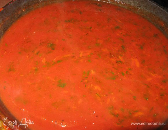 Приготовить соус:
Натереть морковь на мелкой терке, зажарить на масле, добавить томатную пасту, чеснок,посолить,поперчить,   добавить сладкую паприку, тимьян и залить водой или бульоном, добавить зелень. Довести до кипения и потомить на маленьком огне 3-5 мин.   