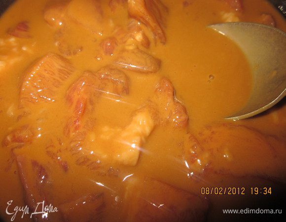 Готовим кляр.В глубокую тарелку выльем соевый соус, добавим муку и крахмал, тщательно перемешаем. Маринад должен получиться консистенции сметаны.Выложим в него мясо и оставим на 30 мин. мариноваться.