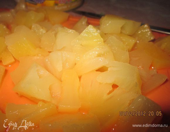 Тем временем займемся фруктово-овощной подливкой.Морковь почистим и натрем на крупной терке,обжарим на небольшом огне.Перец промоем, очистим от семечек и нарежем мелкими кубиками,добавим к моркови,перемешаем,обжарим.Ананасы нарежем мелкими кубиками и добавим к овощам на сковородку. 