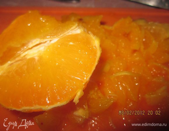 Апельсин нарежем мелкими кубиками и вместе с выделившимся соком в сковороду опустим.