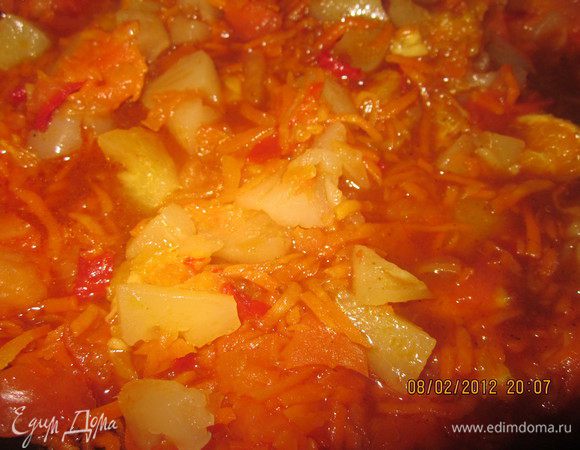 Полученную фруктово-овощную смесь тушим в течение 5-10 минут. Подольем чуть ананасового сока из банки.