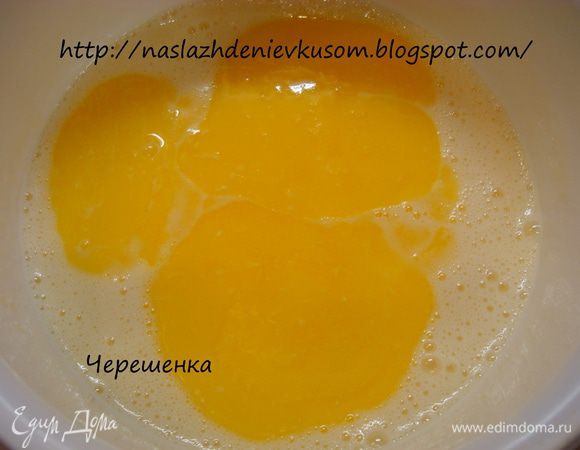 Сливочное масло растопите и остудите. Добавьте его в тесто и еще раз все хорошо перемешайте.