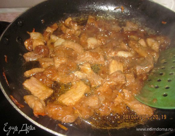 Теперь обжарим мясо в кляре,оно должно быть с румяной корочкой,внутри мягким.