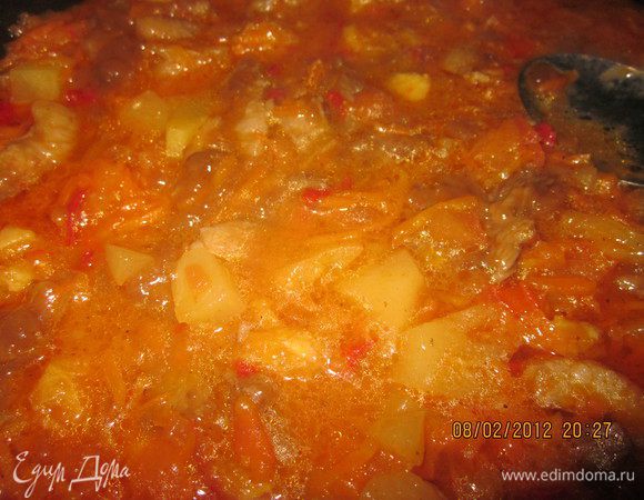 Приготовим соус.Соевый соус,сахар,кетчуп перемешаем.Готовое мясо выложим к фруктово-овощной смеси и зальем нашим кисло-сладким соусом.Потушим минут5-10.Мясо готово.