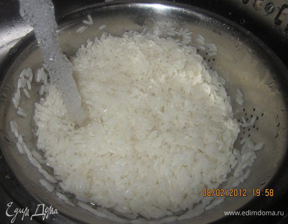 Теперь гарнир.Отвариваем рис  минут 10-15 после закипания.Он не должен быть сильно мягким.Сольем воду,промоем,еще раз сольем.