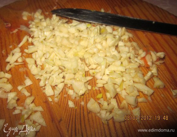 В кастрюле с толстым дном обжариваем мелко порубленный чеснок.