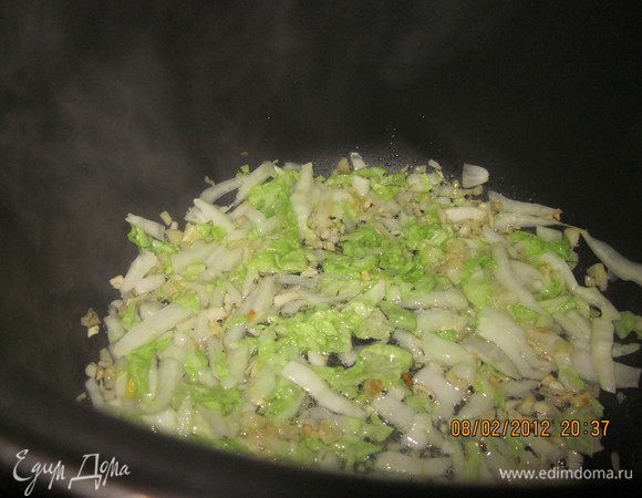 Добавляем к нему мелко нарезанную пекинскую капусту.Обжариваем минут 10.