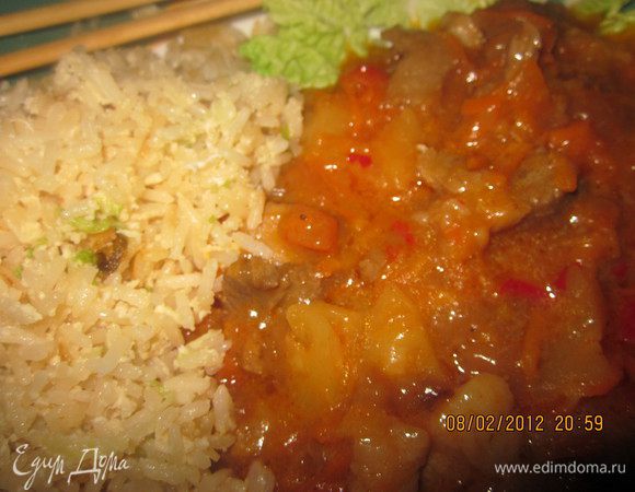 Всыпаем рис.Жарим минут 15.Нальем несколько столовых ложек соевого соуса.Отдельно взобьем яйца и по-тихоньку вливаем в рис,давая им "схватиться".Постепенно перемешиваем.Обжариваем все вместе до готовности риса.Рис получается ну очень вкусный!!теперь украшаем тарелку рисом и нашим вкусным мяском! Приятного аппетита!