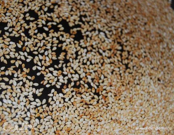 Кунжут поджарим на сильно разогретой сухой сковороде.