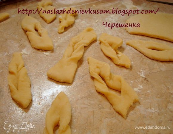 В принципе, вы можете лепить любые фигурки. Вот тут и пригодится вам помощь детей. Я лично предпочитаю хворост косичками, поэтому по предыдущему образцу делала все остальные.