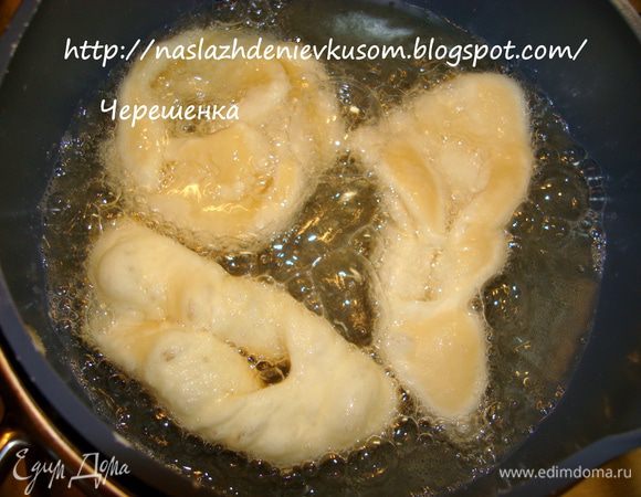 Влейте растительное масло в сотейник или небольшую кастрюльку с толстым дном. Можно, конечно, использовать и сковороду, но тогда масла уйдет значительно больше. Итак, раскалите масло, затем уменьшите огонь до среднего и обжаривайте хворост. Вам нужно обязательно самим «поймать» тот режим, при котором хворост будет обжариваться достаточно быстро, но не гореть. У меня уходит примерно 2–3 минуты на одну сторону.