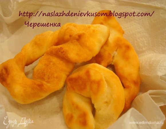 Обжаривайте до золотистого цвета. Смотрите внимательно, мы же любим с вами золотистый хворост, а не угольно-золотистый. После обжаривания переложите хворост на бумажную салфетку или полотенце, чтобы лишнее масло впиталось в него.