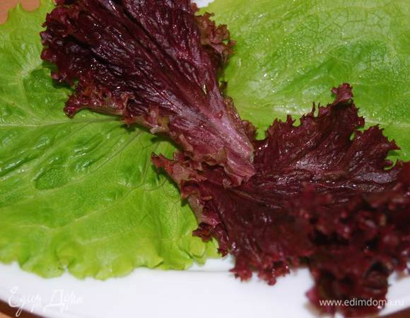 Подготовим листья салата.