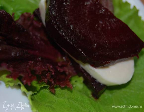 Выкладываем на них произвольно свеклу и моцареллу.