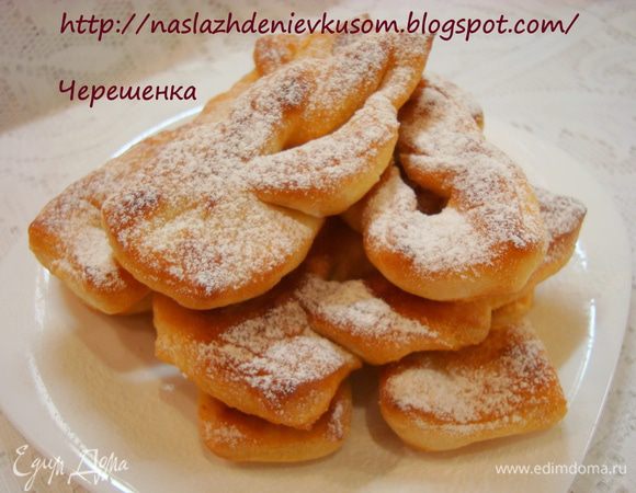 Вообще все происходит очень и очень быстро, поэтому пока вы лепите новые фигурки, предыдущие у вас обжариваются. Таким образом приготовьте весь хворост.