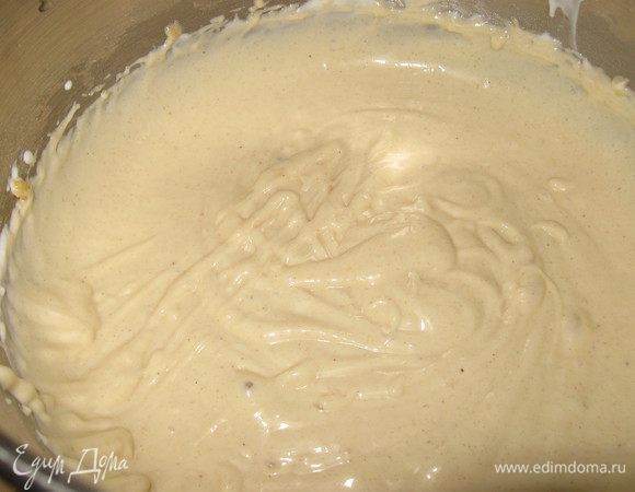 Смешиваем все ингридиенты, кроме яблок и клюквы, тесто должно быть густоты сметаны. 