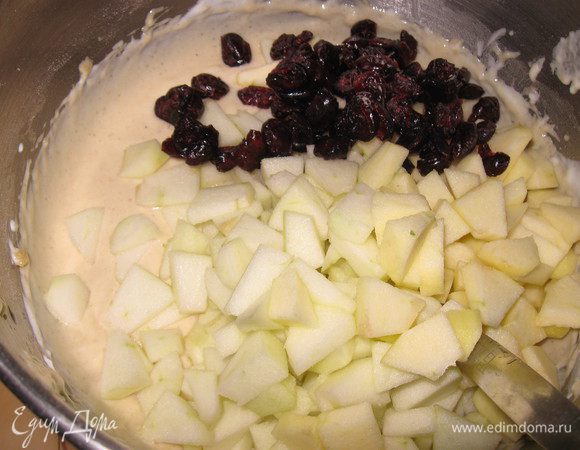 Яблоки моем, очищаем шкурку, режем кубиком,добавляем  в тесто вместе с клюквой, перемешиваем.