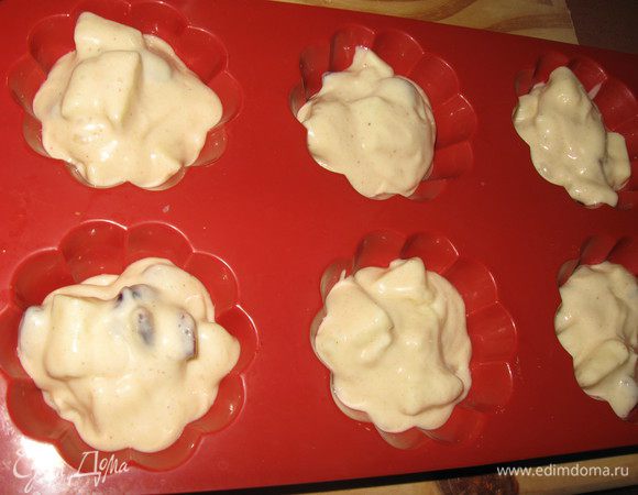 Выкладываем тесто в формочки на 2/3 высоты.