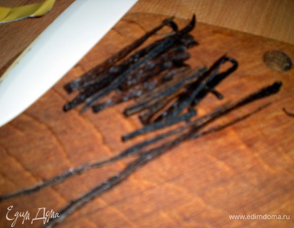 Ваниль разрезать на несколько частей.