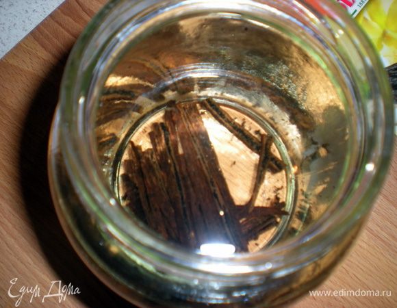 Положить в стеклянную банку и залить водкой.