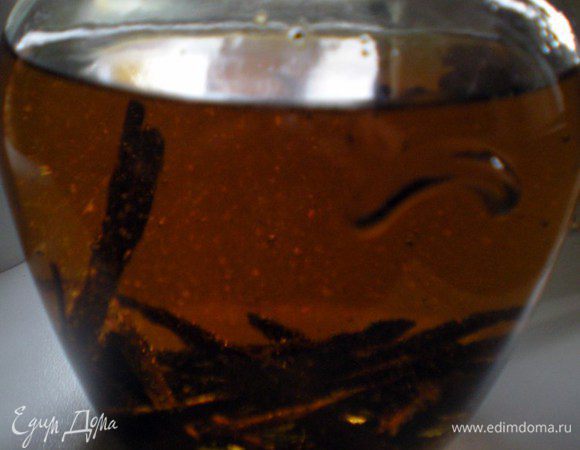 Плотно закрыть крышкой и убрать в темное место на месяц.Примерно раз в 3 дня взбалтывать.С каждым днем водка будет становиться более темной и ароматной.