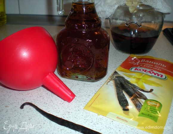 По истечении срока процедить эссенцию в бутылочку.Положить в неё целую палочку ванили и можно пользоваться по назначению.