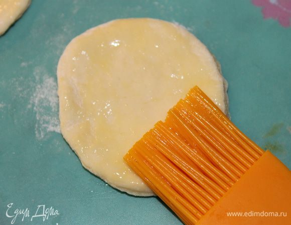 В растопленное сливочное масло положить творог, сахар и хорошо перемешать. Потом добавить яйца, чайную соду и щепотку соли.Далее добавляем муки. Замесим тесто, раскатаем, вырезаем...Смажем поверхность кружков яйцом...