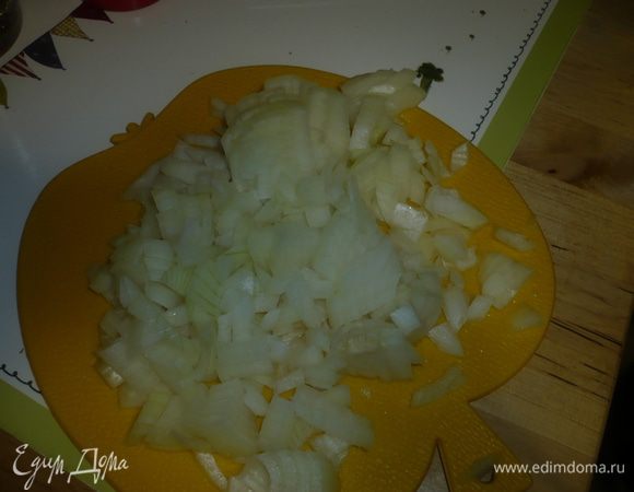 лук мелко нарезать и спассеровать на растительном масле в сковороде