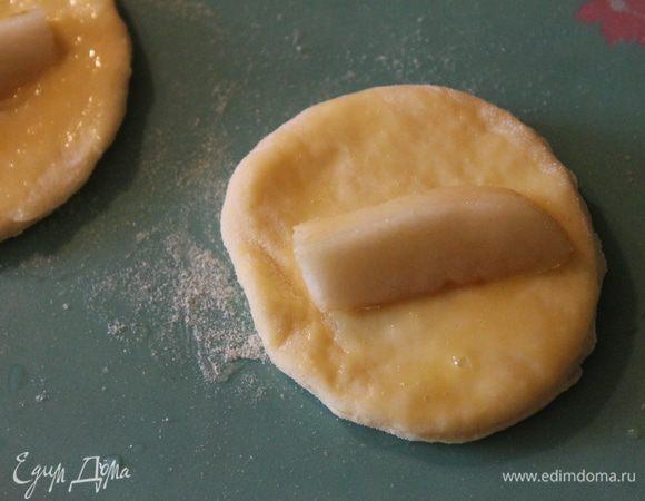 На серединку положем кусочек груши или яблочка, посыпаем сахаром (фото с сахаром забыла сделать =) как следует нужно закрепить края, тогда весь сок останется внутри. 