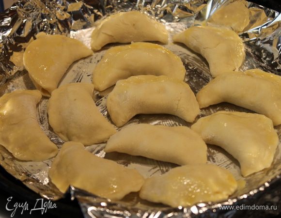 Выкладываем наши печенья -вареники на противень, смазанный сливочным маслом. У меня кончилась бумага для выпечки, поэтому я использовала фольгу. 