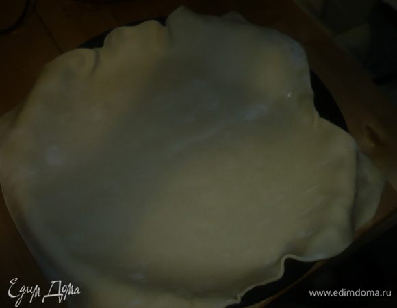 форму для выпечки смазать раст.маслом, первый пласт теста раскатать и выложить на форму