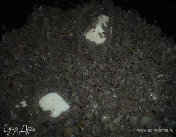 легкое измельчить в блендере и добавить к луку в сковороду, добавить сливочное масло