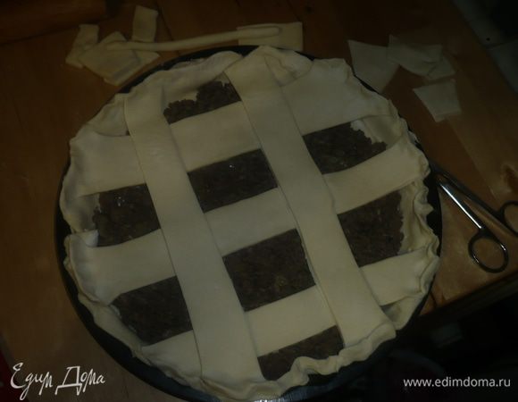 ножницами обрезаем все кончики теста, по краям тесто защипываем