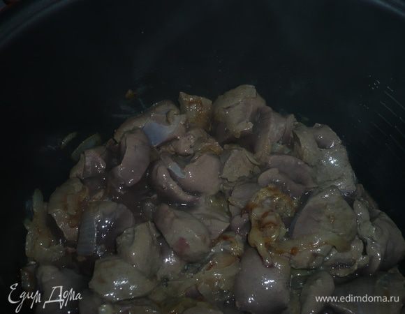печень промыть, обсушить и нарезать небольшими кусочками, выложить печень к луку - через 2 минуты помешать, потом еще раз помешать через 2 минуты