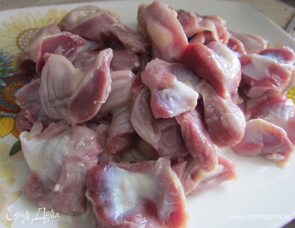 Куриные желудочки почистить (если есть такая необходимость), помыть и отварить в подсоленной воде около часа.