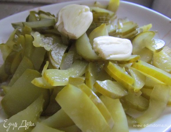 Огурчик мелко порезать. Чеснок раздавить ножом. 