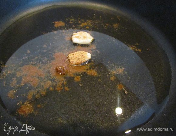 Разогреть в сковороде растительное масло и обжарить в нем чеснок до золотистого цвета. Добавить имбирь к чесноку (у меня сушеный).